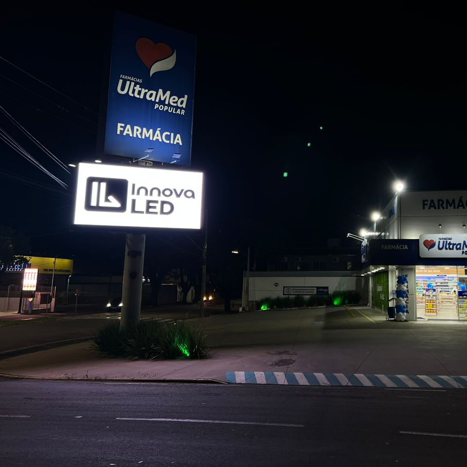 Painel de LED da Innova LED iluminado à noite